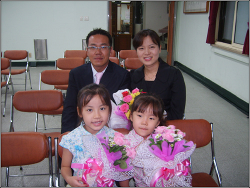 중국에서 다니러 온 둘째 딸 가족(뒤 왼쪽에서 시계방향으로 김성훈, 김주원, 김다영, 김진영)이 미리와 한쪽에 조용히 앉아 퇴임식을 기다리고 있었다. 